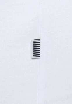 Pier One Prix Bradés 2 PACK - T-shirt basique t-shirts col en v profond homme 16 Pier One Prix Bradés 2 PACK - T-shirt basique t-shirts col en v profond homme -VêtementsElite Boutique 00c6557ea3904ad6b85f23746ff9d56c