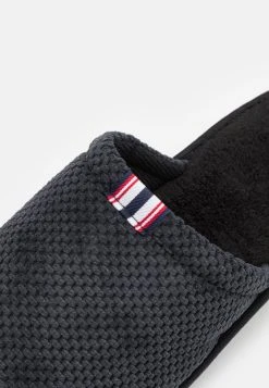 Pier One Chaussons Prix Bradés rond homme -VêtementsElite Boutique 0379114a66bd48d881979d3d1b73626d