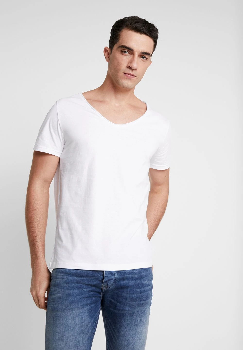 Qualité Garantie Pier One T-shirt basique t-shirts col en v profond homme 3 Qualité Garantie Pier One T-shirt basique t-shirts col en v profond homme