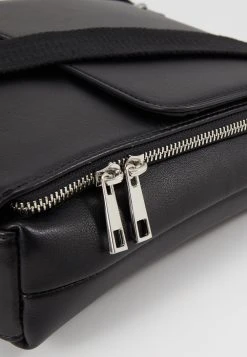 Pier One Sac bandoulière Promos sacs fermoir aimanté homme -VêtementsElite Boutique 08e05ba149b84501ab3475d2c909f710