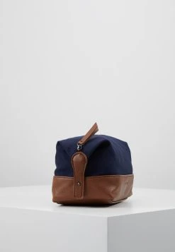 Pier One UNISEX - Trousse de toilette En promotion accessoires, sets et coffrets 13 Pier One UNISEX - Trousse de toilette En promotion accessoires, sets et coffrets -VêtementsElite Boutique 114fecd6f3cf4a35934f729b8010b5be