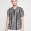 Pier One Chemise 50% Off De Vente chemises col revers homme -VêtementsElite Boutique 1f4987c438744ce29b2d428648b5718d