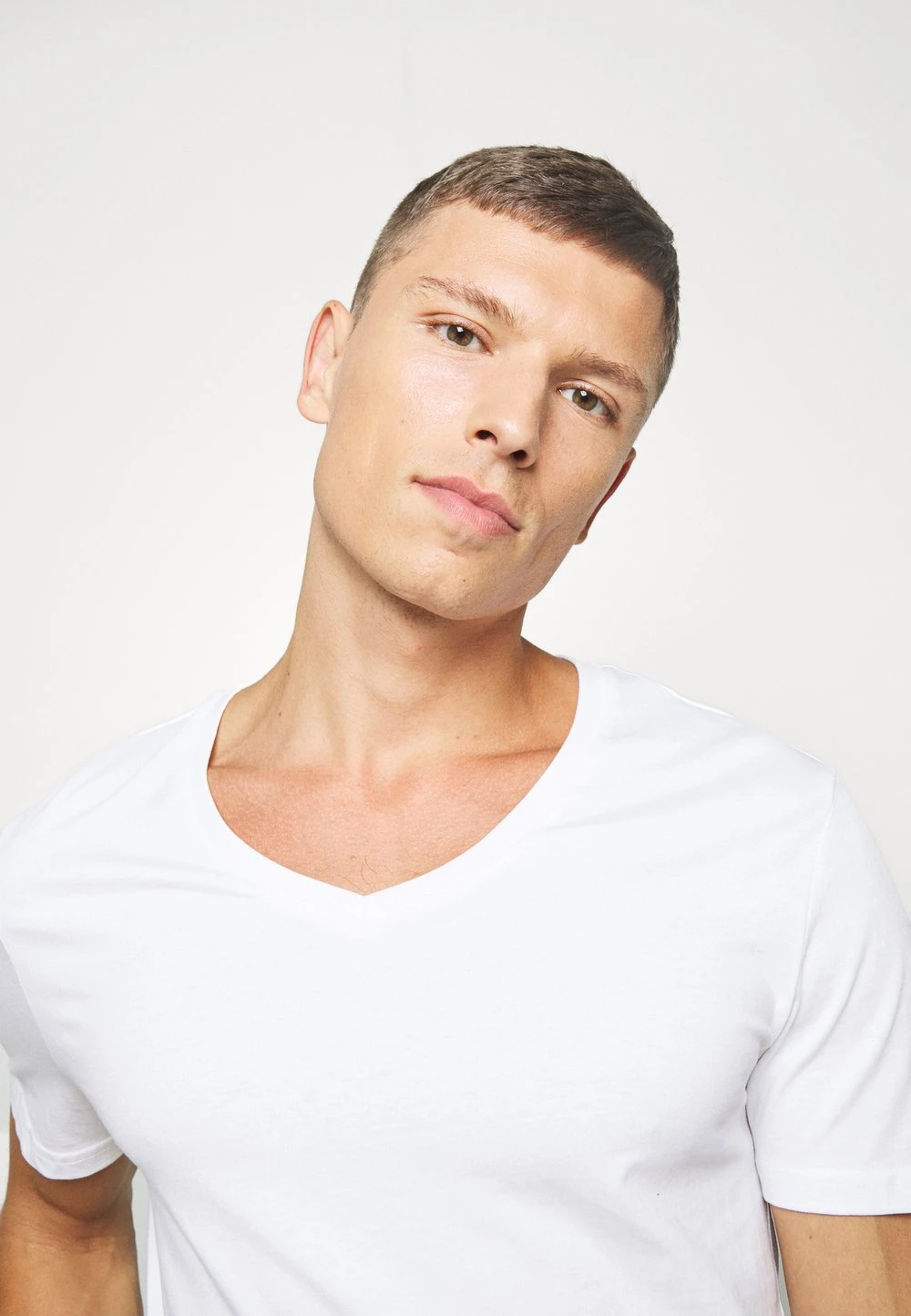 Pier One Prix Bradés 2 PACK - T-shirt basique t-shirts col en v profond homme 6 Pier One Prix Bradés 2 PACK - T-shirt basique t-shirts col en v profond homme – Image 4