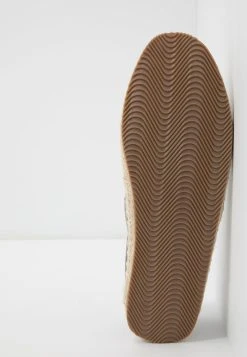 Prix Distinctifs Pier One UNISEX - Espadrilles rond -VêtementsElite Boutique 256b7e84c80741848442058e49d45ee6