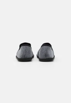 Pier One UNISEX - Chaussons Prix Sympa rond 10 Pier One UNISEX - Chaussons Prix Sympa rond -VêtementsElite Boutique 2b506de7273148bca0f84d90390e619c