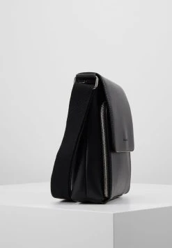 Pier One Sac bandoulière Promos sacs fermoir aimanté homme -VêtementsElite Boutique 31f79a3e49c140948dedcd6cc64eb1eb