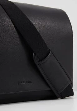 Pier One Meilleur Prix Garanti Sac bandoulière sacs compartiment pour pc portable homme -VêtementsElite Boutique 35de3b7b84c54b2abd47bb358f1dd7cd