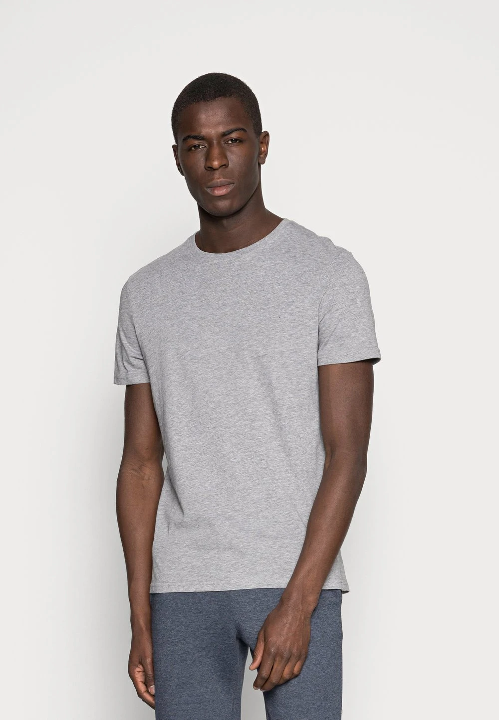 Meilleur Prix Garanti Pier One 3 PACK - T-shirt basique t-shirts col rond homme 6 Meilleur Prix Garanti Pier One 3 PACK - T-shirt basique t-shirts col rond homme – Image 4