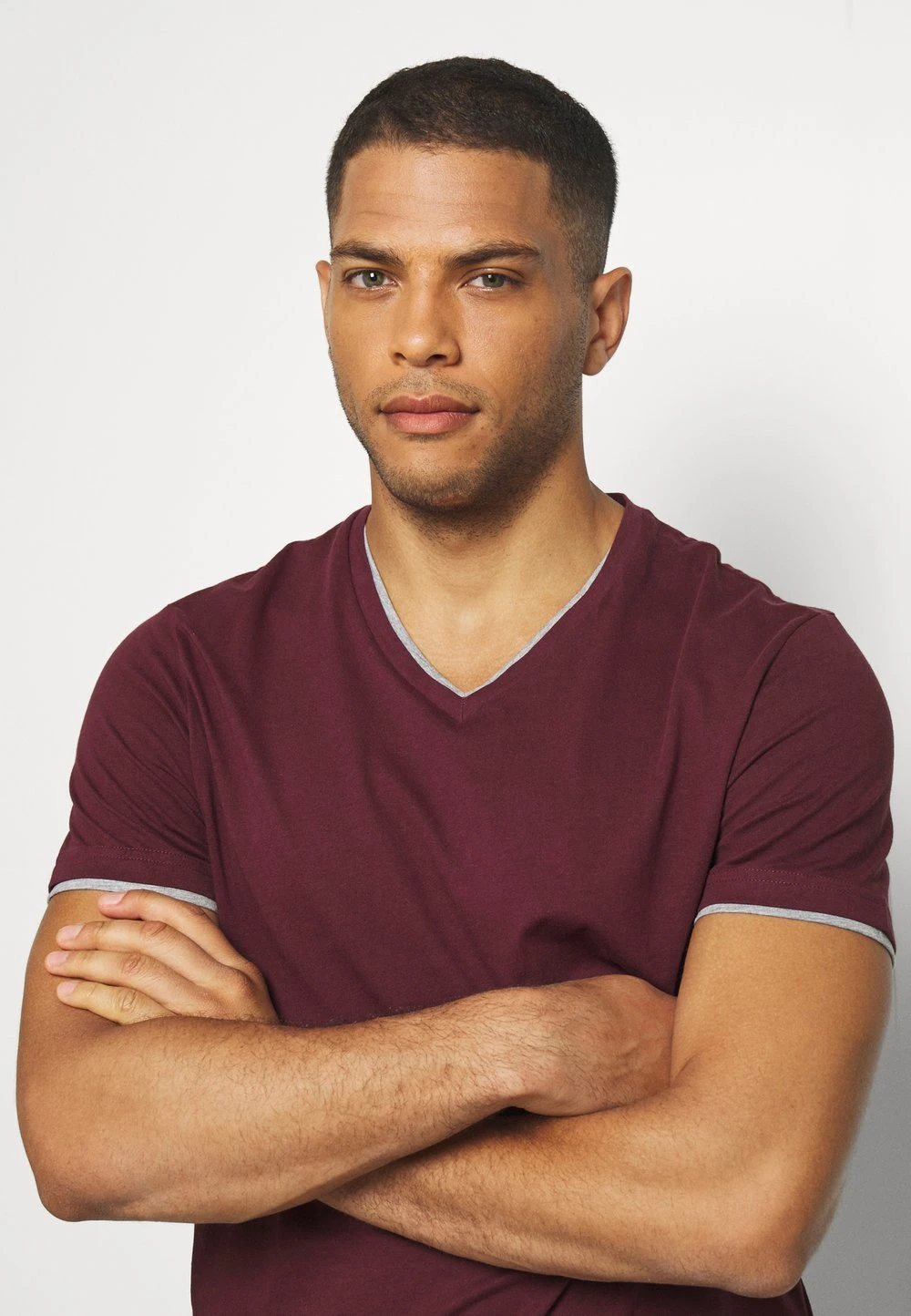 Pier One Prix Allégé T-shirt basique t-shirts & polos col en v homme 6 Pier One Prix Allégé T-shirt basique t-shirts & polos col en v homme – Image 4