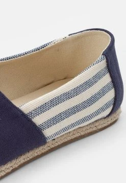 Pier One Prix Gelé Espadrilles rond unisex -VêtementsElite Boutique 69314eaa0e424f77864e97404b066aea
