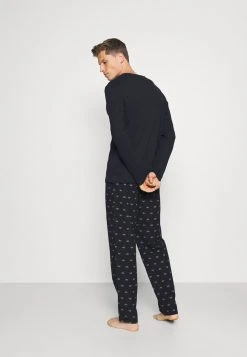 Pier One Pyjama Prix Légers pyjamas normale homme -VêtementsElite Boutique 69572b439d1049c5b6df38084257ba5c