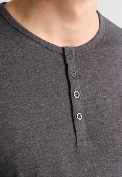 Pier One Prix Jamais Vus T-shirt à manches longues t-shirts & polos col tunisien homme 13 Pier One Prix Jamais Vus T-shirt à manches longues t-shirts & polos col tunisien homme -VêtementsElite Boutique 6dce6f2b077c427b9d90f6fcae7eadd9