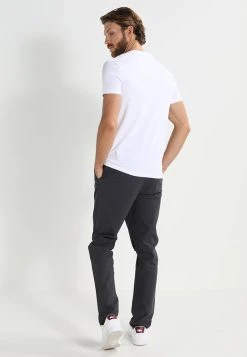 Pier One 2 PACK - T-shirt basique Prix Bradés t-shirts col rond homme -VêtementsElite Boutique 713a3334180c436b91794219a10b6498