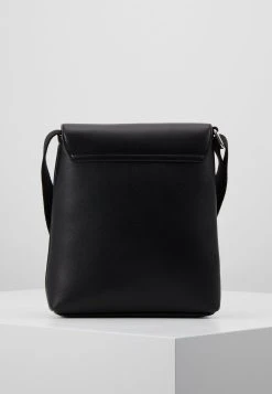 Pier One Sac bandoulière Promos sacs fermoir aimanté homme -VêtementsElite Boutique 7fc9b8c2009e411c8a0b428916cc63ad