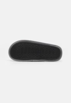 Prix Accessible Pier One Chaussons rond homme -VêtementsElite Boutique 8950f3a7c1a946c38247e65bd5c20335