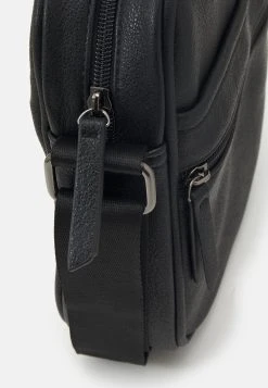 Pier One Prix d’Amis Sac bandoulière sacs compartiment pour téléphone portable homme -VêtementsElite Boutique 8981d7ab6f0043c8aa0989179eb9bc74
