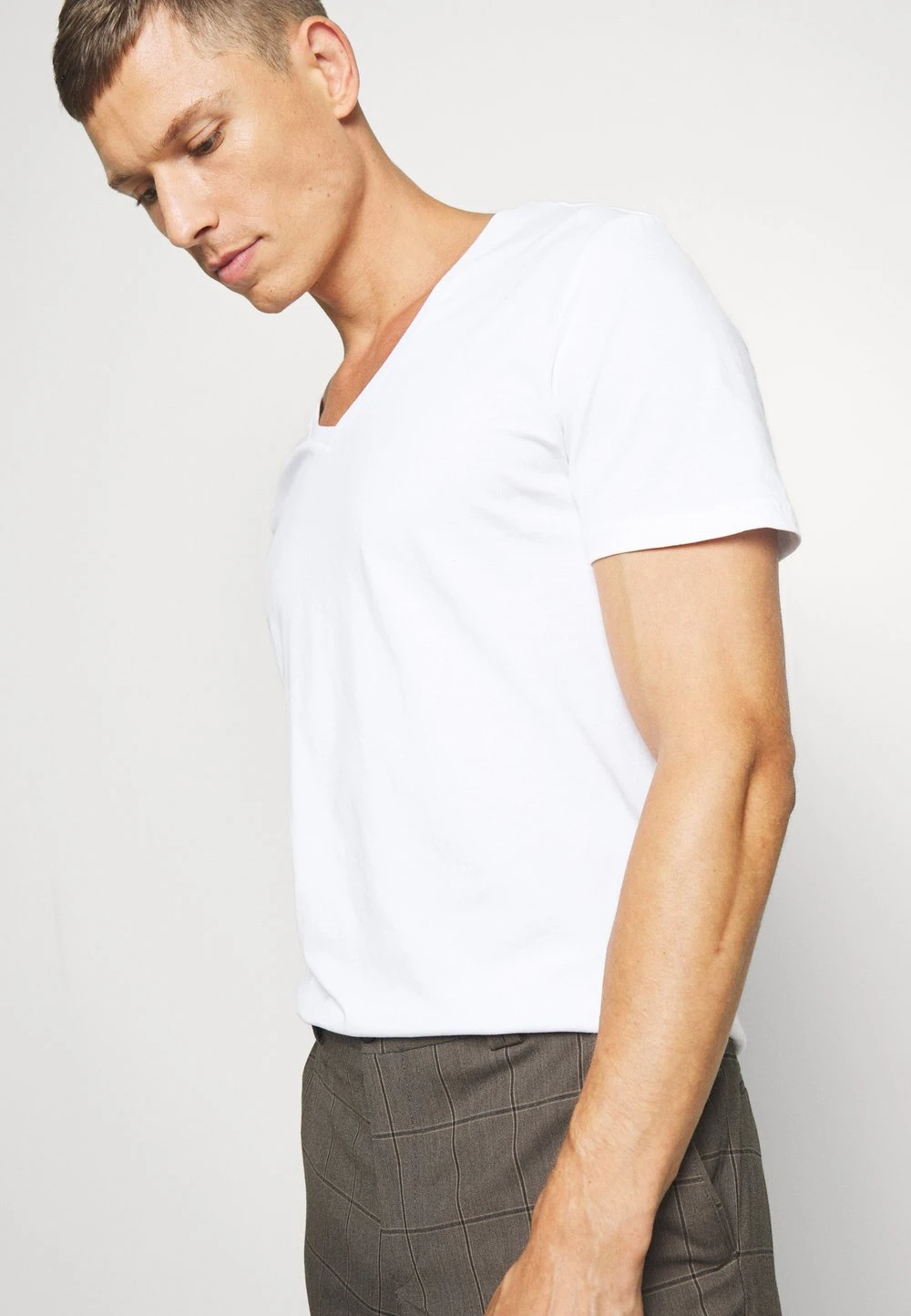 Pier One Prix Bradés 2 PACK - T-shirt basique t-shirts col en v profond homme 7 Pier One Prix Bradés 2 PACK - T-shirt basique t-shirts col en v profond homme – Image 5