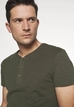 Pier One Prix Gelé T-shirt basique t-shirts col tunisien homme -VêtementsElite Boutique 8f212b49a40a498b90bed7c9c238fe6a