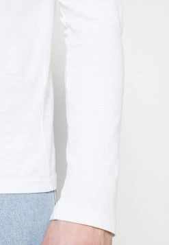 Pier One 5 PACK - T-shirt à manches longues Prix Exclusifs t-shirts col rond homme -VêtementsElite Boutique 9d88aebb7c354be39ebe9c5600cb43ac