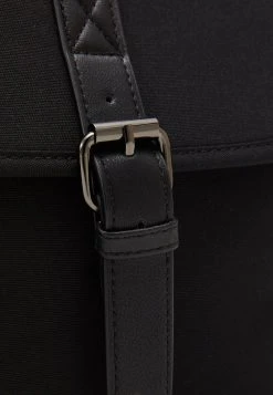 Pier One UNISEX - Mallette Prix Aimable sacs fermoir aimant&eacute; -VêtementsElite Boutique 9e683f8e2ac44d8b900f9280b6a29755