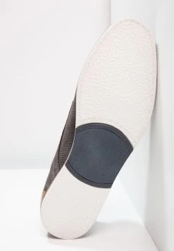 Pier One Chaussures à lacets Prix Sacrifiés derbies et richelieus rond homme -VêtementsElite Boutique a3f5e508e806416a83f3fbfcabeb52e4