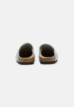 Pier One Prix Accessible UNISEX - Chaussons sandales et tongs rond -VêtementsElite Boutique a4fb3f2f20d74be3b8e42d1c52505a41
