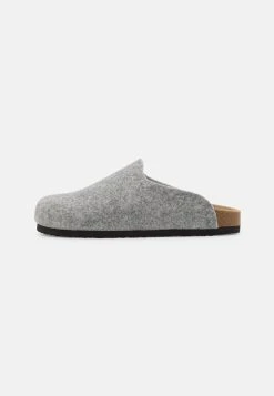 Pier One Prix Accessible UNISEX - Chaussons sandales et tongs rond