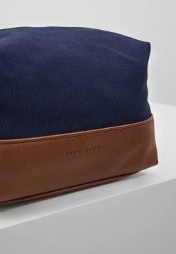 Pier One UNISEX - Trousse de toilette En promotion accessoires, sets et coffrets 11 Pier One UNISEX - Trousse de toilette En promotion accessoires, sets et coffrets -VêtementsElite Boutique a9ce5305f1b34224bfa1779988ff62df