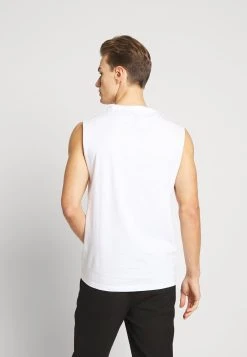 Pier One 3 PACK - T-shirt basique Bonne Qualité t-shirts & polos col rond homme -VêtementsElite Boutique a9eda1483b324f9bb5e5f44f95d5a2f7