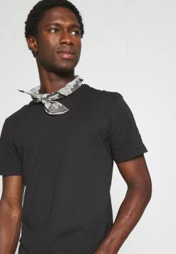 Prix Gelé Pier One 3 PACK - T-shirt basique t-shirts col rond homme -VêtementsElite Boutique ae9b9691c10949c5b4edc17929f8c13a