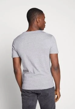 Pier One Prix Équitable 3 PACK - T-shirt basique t-shirts col en v homme 13 Pier One Prix Équitable 3 PACK - T-shirt basique t-shirts col en v homme -VêtementsElite Boutique b3e2272097fd45d28e31884f564c0681