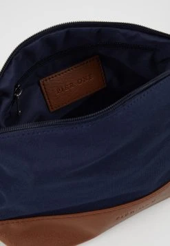 Pier One UNISEX - Trousse de toilette En promotion accessoires, sets et coffrets 14 Pier One UNISEX - Trousse de toilette En promotion accessoires, sets et coffrets -VêtementsElite Boutique b7e0cfe5aab740c4a01504c8495721c5