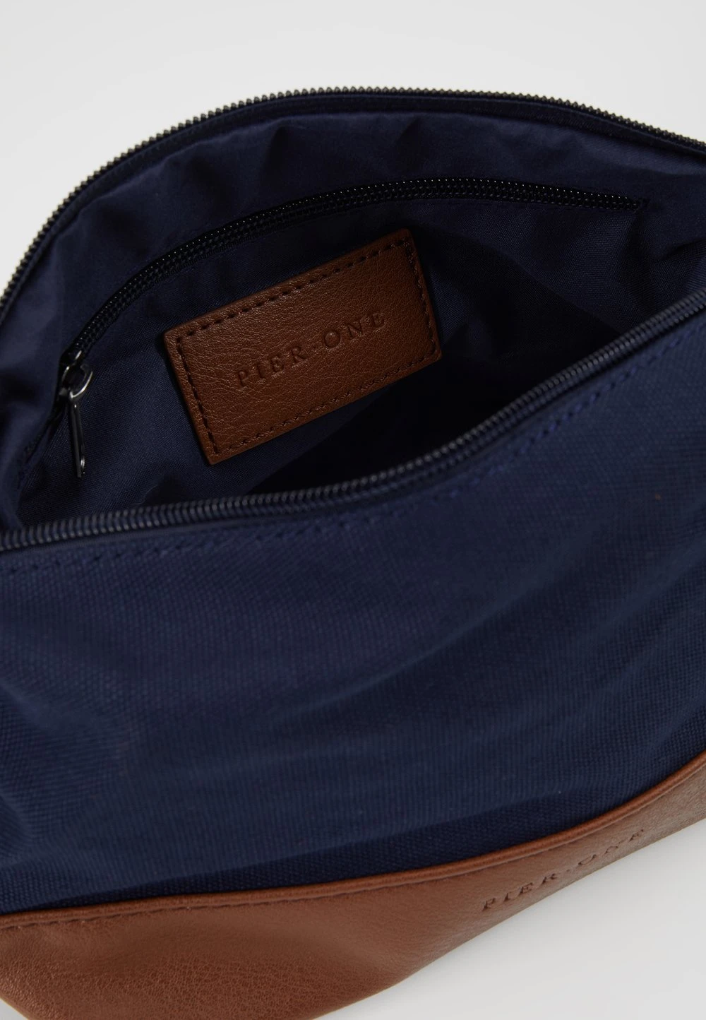 Pier One UNISEX - Trousse de toilette En promotion accessoires, sets et coffrets 8 Pier One UNISEX - Trousse de toilette En promotion accessoires, sets et coffrets – Image 6