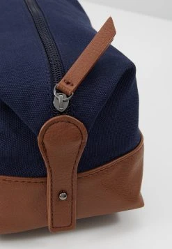 Pier One UNISEX - Trousse de toilette En promotion accessoires, sets et coffrets 15 Pier One UNISEX - Trousse de toilette En promotion accessoires, sets et coffrets -VêtementsElite Boutique be0cb979788d4b3a97538c96ede41fa2