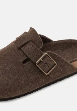 Pier One Plus Bas Prix De Vente UNISEX - Chaussons sandales et tongs rond 15 Pier One Plus Bas Prix De Vente UNISEX - Chaussons sandales et tongs rond -VêtementsElite Boutique c220e59cd63d4f7790c7194a9581e0d5