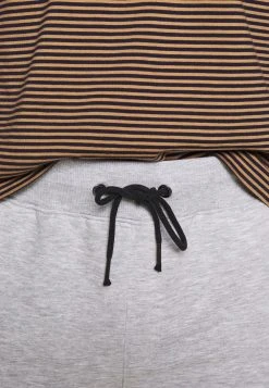 Pier One 2 PACK - Short - light grey /black Qualité garantie 100% pantalons normale homme -VêtementsElite Boutique c4d577d8c6314b53bc4b281d9e735af0