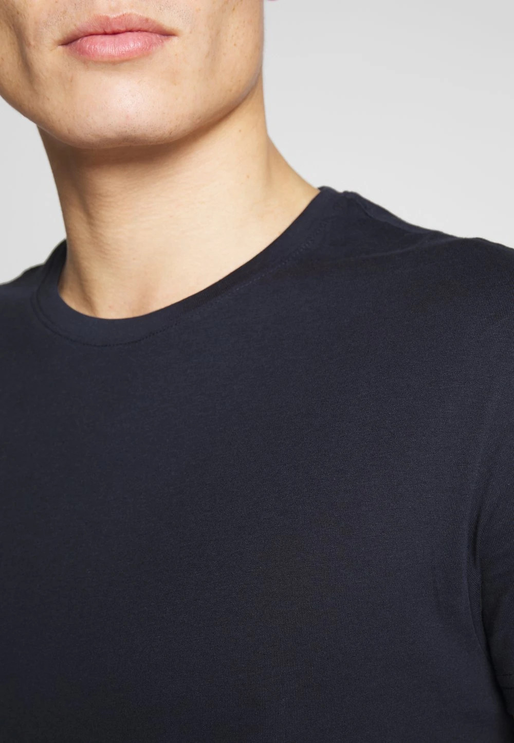 Pier One 2 PACK - T-shirt basique Prix Distinctifs t-shirts col rond homme 8 Pier One 2 PACK - T-shirt basique Prix Distinctifs t-shirts col rond homme – Image 6