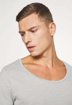 Pier One T-shirt basique Assurance De l’Authenticité t-shirts encolure large ronde homme -VêtementsElite Boutique e58cbefeeef0416682b9d465dd63a942