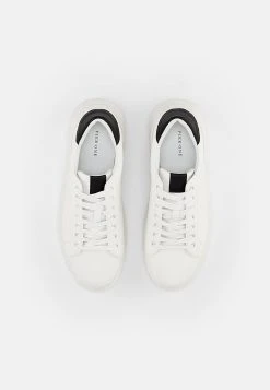 Pier One Baskets basses Bon Rapport Coût-Efficacité baskets & sneakers rond unisex -VêtementsElite Boutique e9af590107f34102b6e7d896bf4f13f7