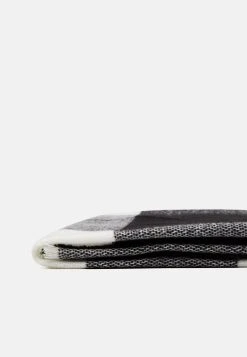 Pier One UNISEX - Foulard Prix Équitable foulards et écharpes carreaux -VêtementsElite Boutique fbdb5e63ed0640a89ab73d2d659a6eb7